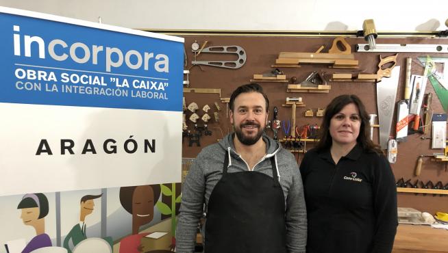 Miguel Aznar y Almudena León, este martes, en el taller del lutier aragonés.