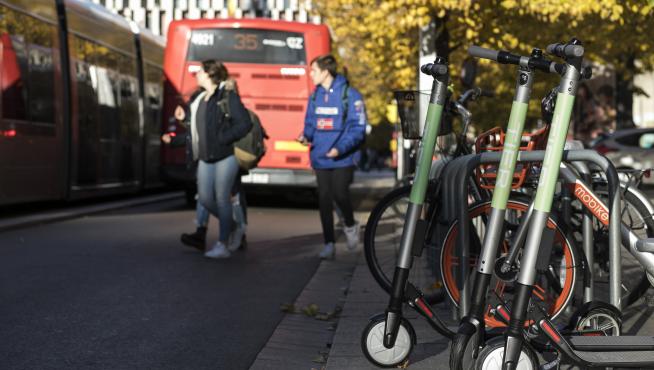 Patinetes y bicicletas conviven con autobuses y tranvías en Zaragoza