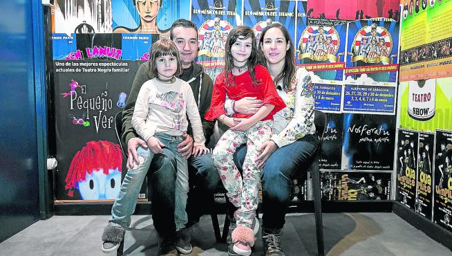 Pedro Peris y Gloria Martí, con sus dos hijas, viven en Calaceite y son una familia de acogida.