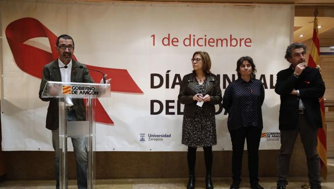 Luis Pradas, director de la asociación Mucha VIHda; Pilar Ventura, consejera de Sanidad; Luisa Broto, vicealcaldesa de Zaragoza; y Francisco Javier Falo, director general de Salud Pública.