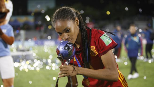 Salma Paralluelo, recién proclamada campeona del Mundo, besa el trofeo con gesto de orgullo y cara de felicidad.