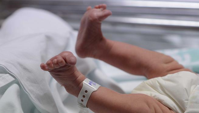 Un bebé en el Hospital Infantil de Zaragoza