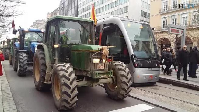 Más de 300 tractores cruzan Zaragoza en protesta por los precios del gasóleo