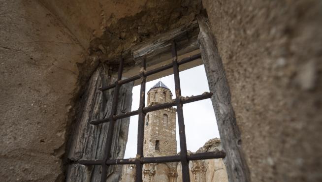 Campanario de la antigua iglesia de la Asunción, a través de un ventanuco lateral.