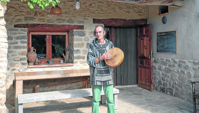 Xevi García, a las puertas de la Masía de la Randa, rehabilitada como alojamiento turístico.