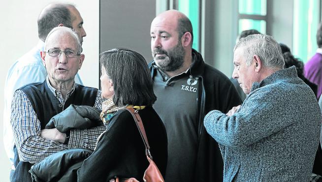Los cuatro acusados hablan con una mujer en los pasillos de los Juzgados de Zaragoza.