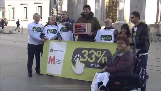 Enfermos de esclerosis entregan 175.000 firmas para reclamar una discapacidad del 33%