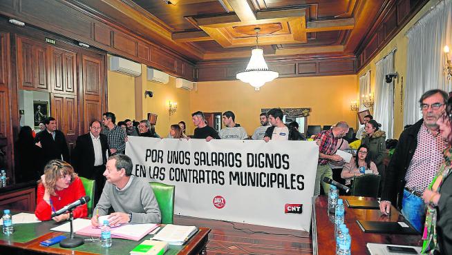Trabajadores de una subcontrata municipal para servicios deportivos desplegaron una pancarta.
