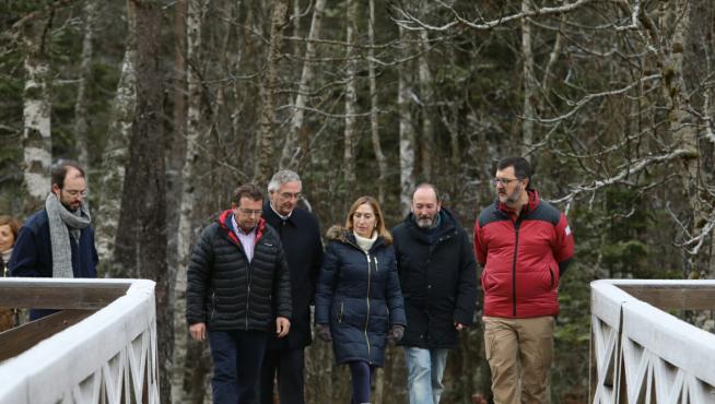 De izquierda a derecha, el alcalde de Torla, el consejero de Desarrollo Rural, la presidenta del Congreso, el director de Parques Nacionales y el de Ordesa, paseando por el entorno de la Pradera.