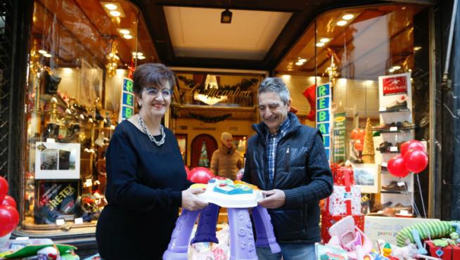 El 'Tren de la ilusión' de Zaragoza Centro llega a su primera estación cargado de juguetes solidarios