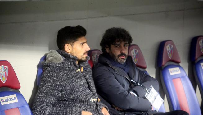 Emilio Vega (a la derecha de la imagen), director deportivo de la SD Huesca, junto a Aguilera.