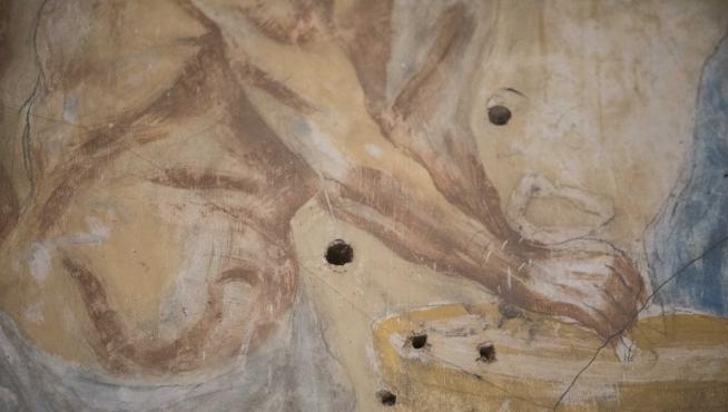 Pintura al fresco  en la parroquia (baleada en la guerra civil) con la figura de Cristo.