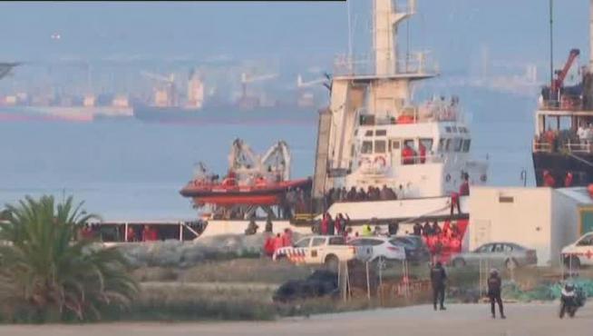 El 'Open Arms' llega a Algeciras con más de 300 inmigrantes a bordo