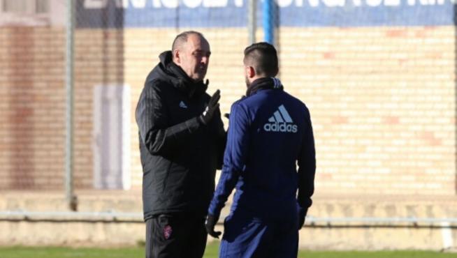 Papunashvili charla con Víctor Fernández al inicio del entrenamiento de este miércoles.