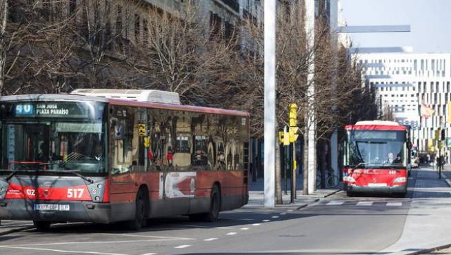 Autobuses circulando por el paseo de la Independencia.