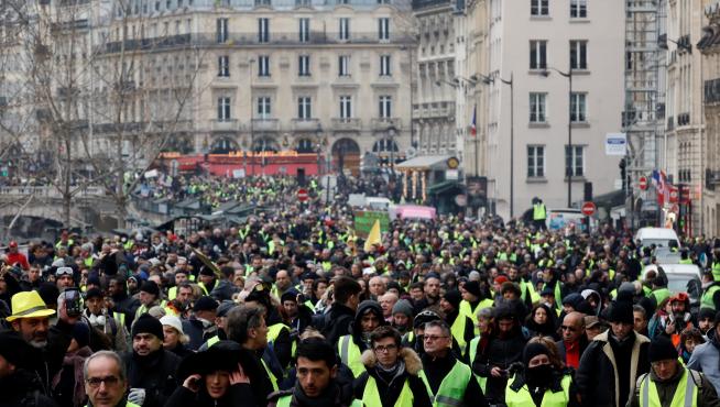 Miles de 'chalecos amarillos' protestan en Francia por octava semana consecutiva