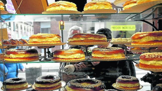 Escaparate de una pastelería de Zaragoza lleno de roscones para el día de Reyes.