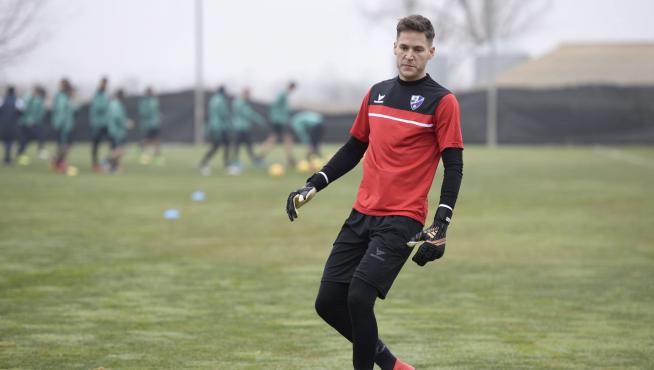 Álex Remiro, durante un entrenamiento con la SD Huesca la pasada campaña.