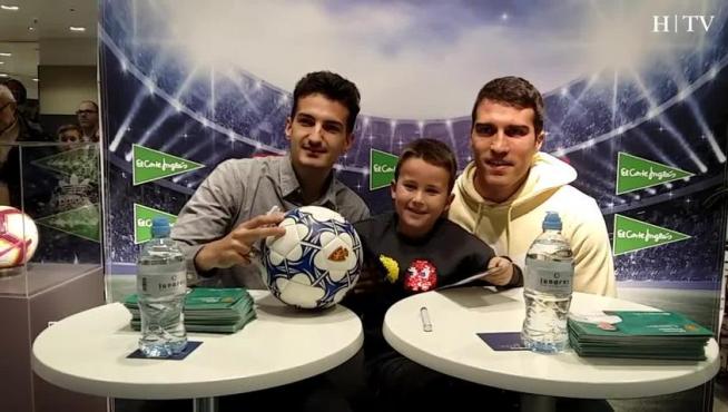 Zapater y Álex Muñoz atienden a sus seguidores en Puerto Venecia
