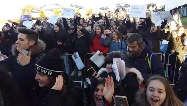 Miles de jóvenes aguardan hasta 12 horas para ver a los concursantes de OT en Zaragoza