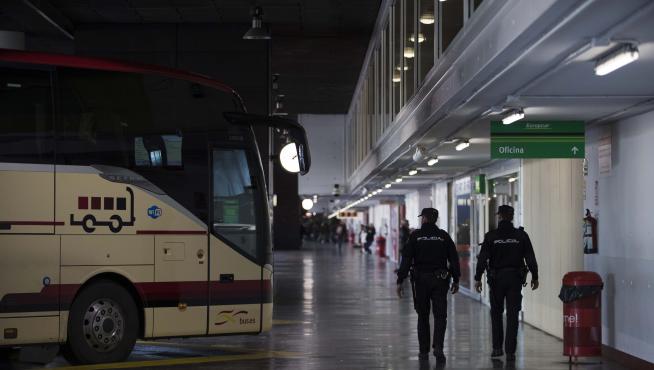 La Policía Nacional patrullando en la estación de Delicias de Zaragoza.