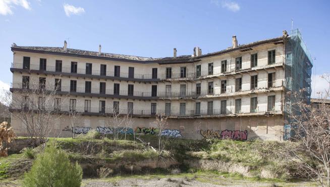 Imagen trasera del deteriorado cuartel de Pontoneros.
