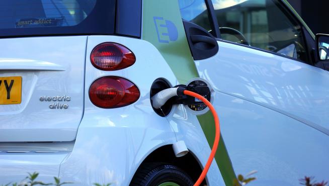 Los puntos de recarga de los coches eléctricos comienzan a aparecer en las ciudades.