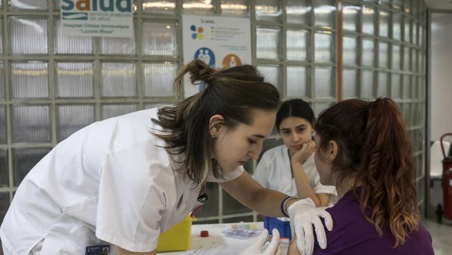 Imagen de archivo de la campaña de vacunación de la gripe en un centro de salud de Zaragoza.