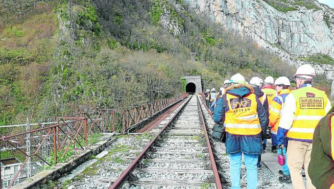 Políticos, técnicos y periodistas visitaron la línea Bedous-Canfranc (al fondo el túnel de Urdos)
