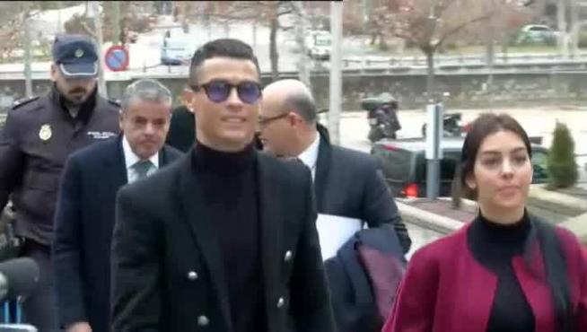 Cristiano Ronaldo acude con Georgina a su cita con el juez