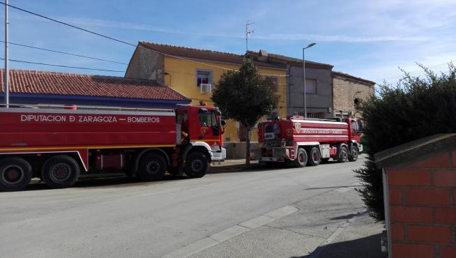 Camiones de bomberos de la DPZ, en Pastriz, donde inyectan agua a la red pública.