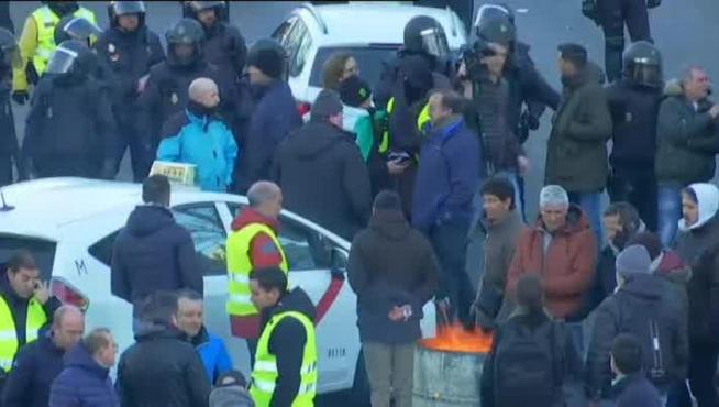 La Policía empieza a desalojar la Castellana, con episodios de tensión y forcejeos con los taxistas