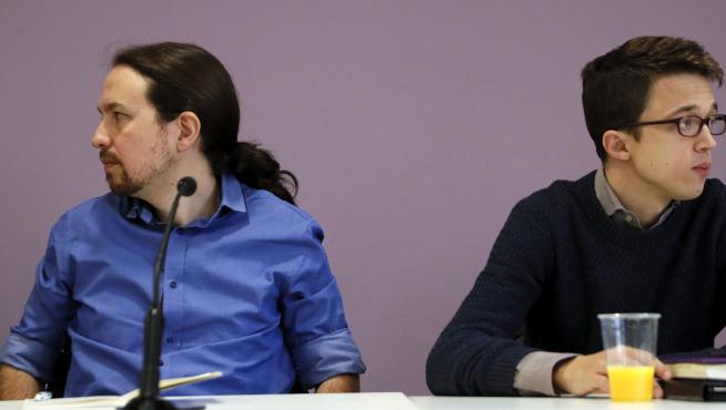 El líder de Podemos, Pablo Iglesias (i), y el portafoz parlamentario del partido, Ínigo Errejón, al inicio del Consejo Ciudadano que la formación celebra hoy en Madrid, en el que se ratificará además el nombramiento de Pablo Echenique como nuevo responsable de Organización.