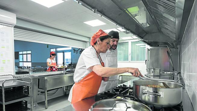 Cocineras del Zaragoza Sur y el cocinero de la empresa Combi, el jueves de la semana pasada en la nuevas instalaciones del centro.