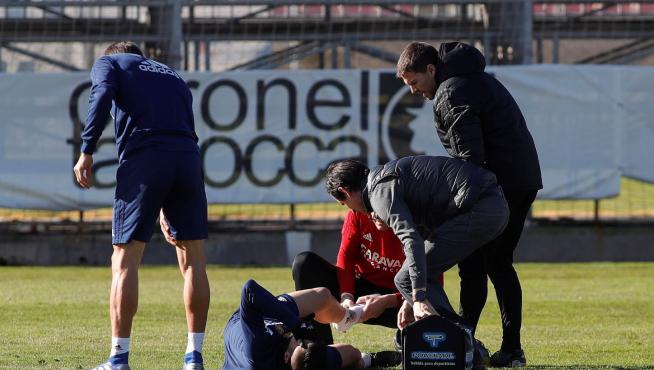 Papunashvili, en el suelo nada más sufrir la lesión en el entrenamiento de esta mañana en la Ciudad Deportiva.