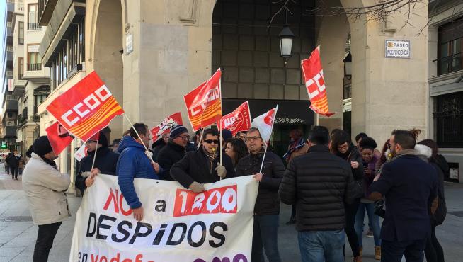Los trabajadores de Vodafone han protestado este lunes en el paseo de la Independencia.