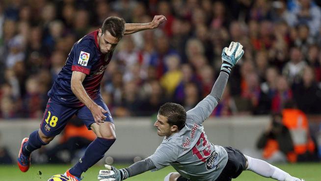Javi Varas, ante Jordi Alba durante un FC Barcelona-Sevilla.