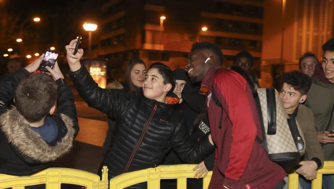 Iñaki Williams, del Athletic, se fotografía con un aficionado en su llegada a Huesca.