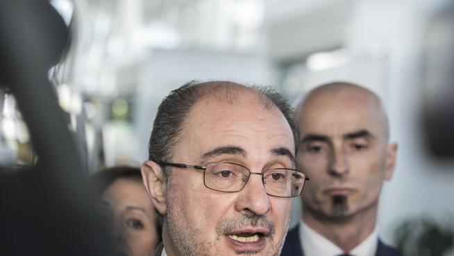 El presidente del Gobierno de Aragón, Javier Lambán, atendiendo a los medios en el Auditorio de Zaragoza.