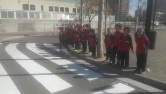 Los niños de 1º de Primaria pidieron hace unas semanas al Ayuntamiento un cruce seguro para acceder al colegio.
