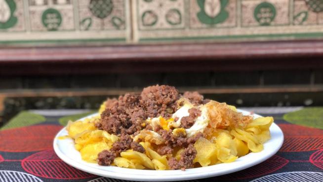 Huevos rotos con longaniza, de la taberna Doña Casta