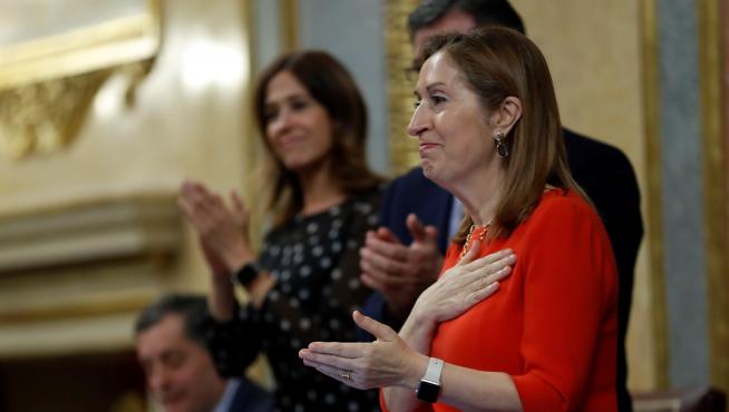 La presidenta del Congreso, Ana Pastor, agradece los aplausos en la despedida de la legislatura.
