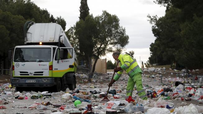 Recogida de basura tras el botellón de San Pepe 2018.