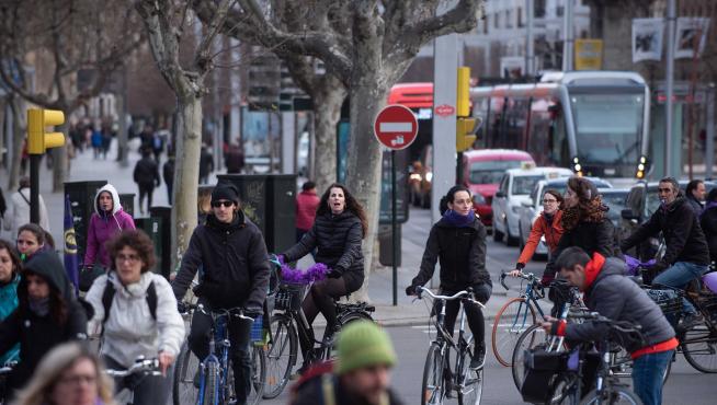 'Bicipiquete' por las calles de Zaragoza por la huelga feminista