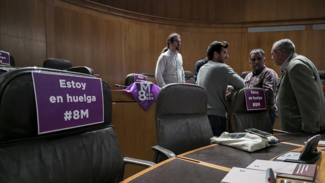 Los diputados de Podemos, ayer durante el pleno de las Cortes de Aragón