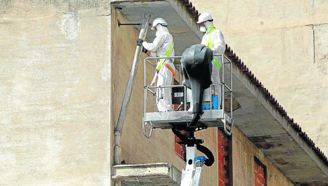 trabajadores retiran el amianto del cine avenida de huesca para su derribo / Foto Javier Blasco / 3-8-14