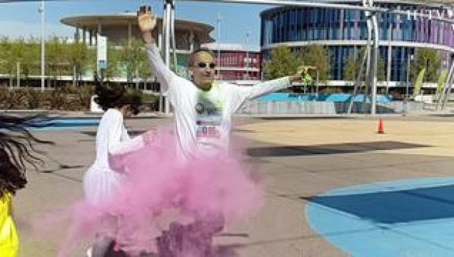 Cientos de personas de todas las edades han participado este domingo por la mañana en la 'Carrera de los Colores', que se ha celebrado en la Expo de la capital aragonesa.
