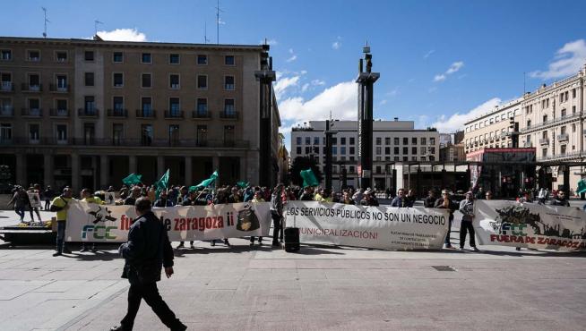 Protesta de los trabajadores de Parques y Jardines ante el Ayuntamiento.