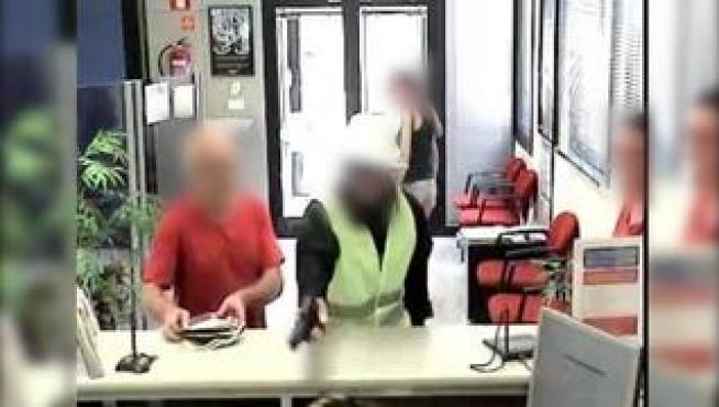 A principios del mes de marzo, los agentes de la Guardia Civil de Teruel, esclarecieron el delito de robo con intimidación ocurrido en septiembre de 2018, en una oficina bancaria de Calaceite (Teruel). El presunto autor utilizaba los permisos penitenciarios para cometer los atracos.