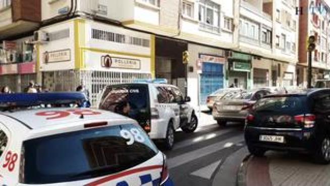 Sobre las 13.30 de este miércoles, varios vehículos de la Guardia Civil, tanto con distintivos como camuflados, se han personado en la calle de Monasterio de Veruela, 4, con la cara cubierta con pasamontañas.